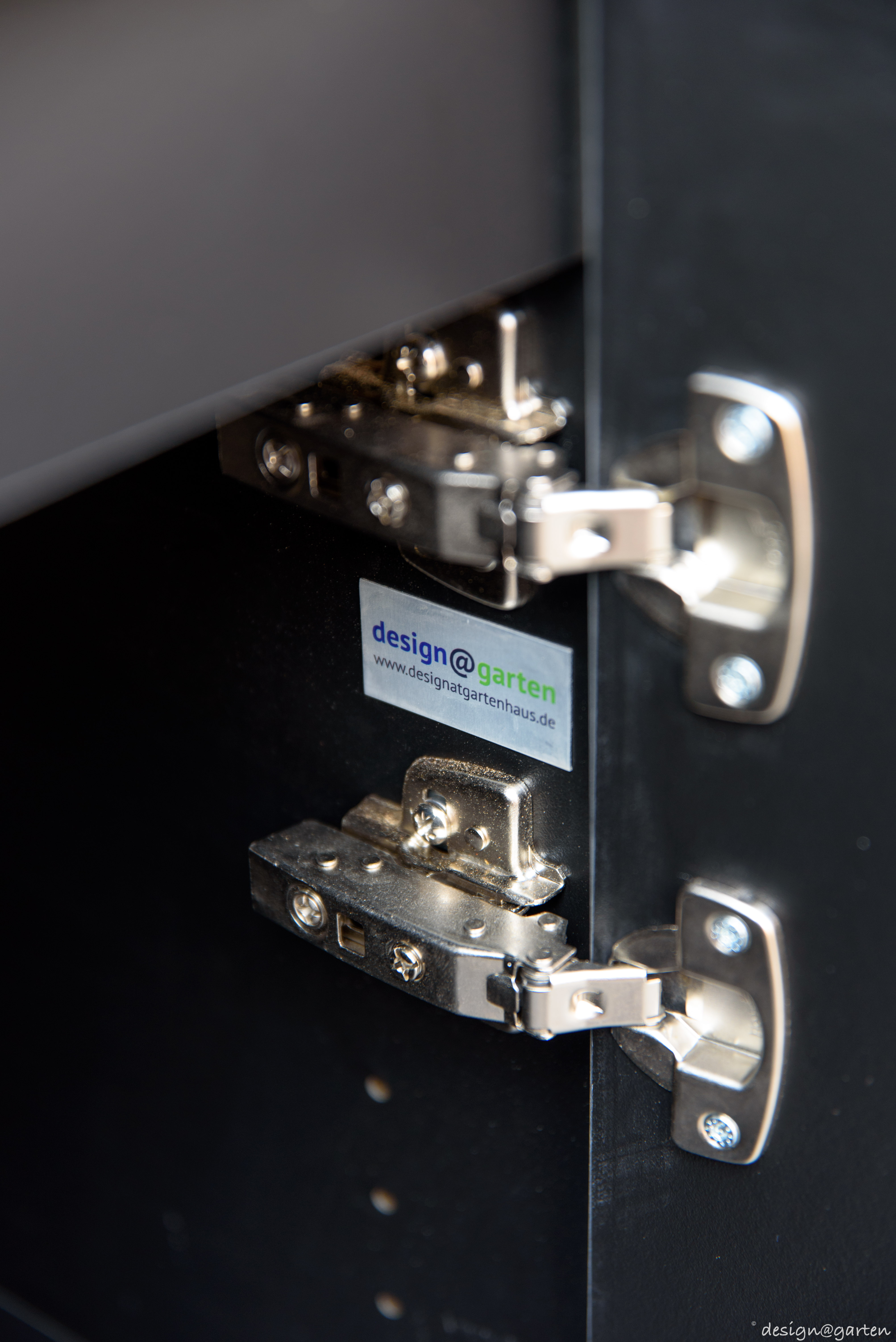 Efficient organisation by the water: the outdoor pool cabinet