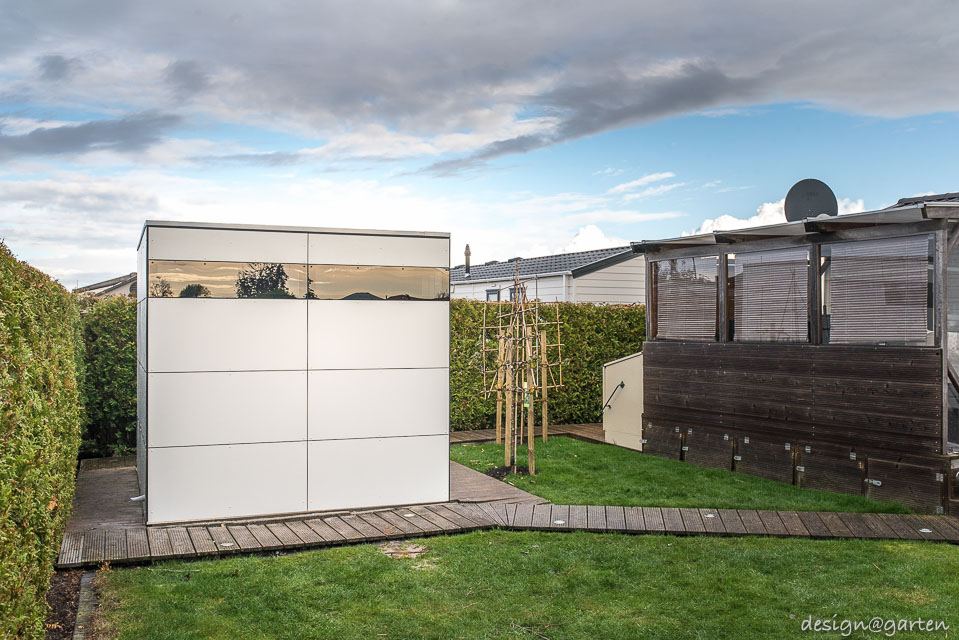 Functionality meets design: the angular equipment shed made of HPL