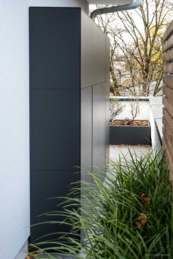 Urban space miracle: the wide, custom-made roof terrace cabinet