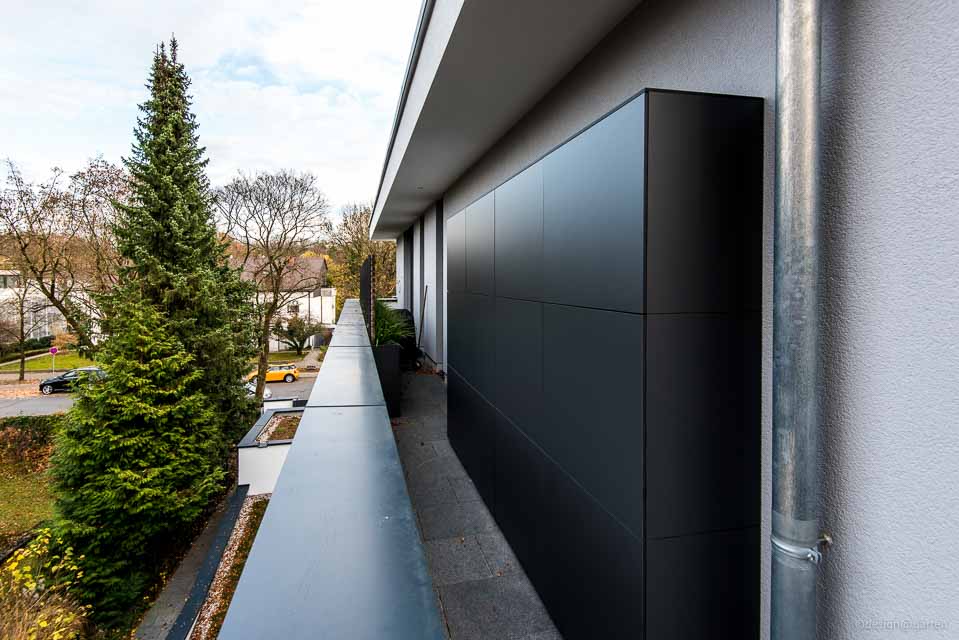 Urban space miracle: the wide, custom-made roof terrace cabinet