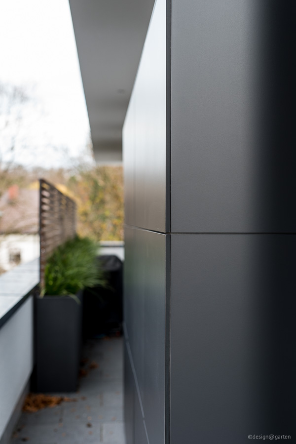 Urban space miracle: the wide, custom-made roof terrace cabinet