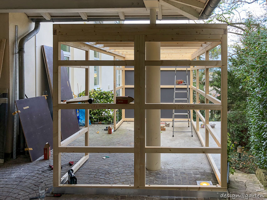 Customised work under the carport: the designer garden shed as a marvel of integration