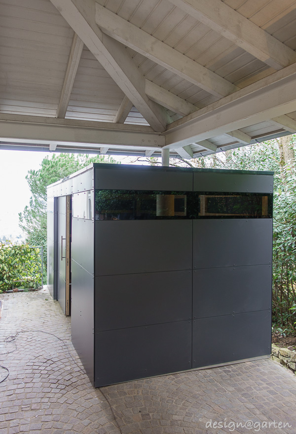 Customised work under the carport: the designer garden shed as a marvel of integration