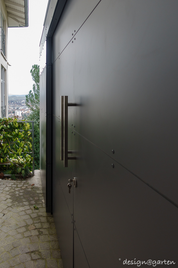 Customised work under the carport: the designer garden shed as a marvel of integration