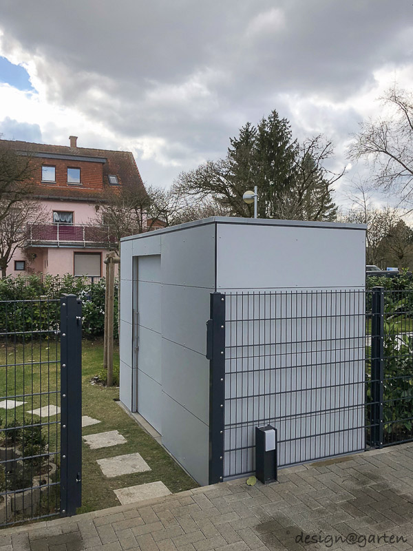 Silver-grey elegance in outdoor spaces: the tool shed made of HPL
