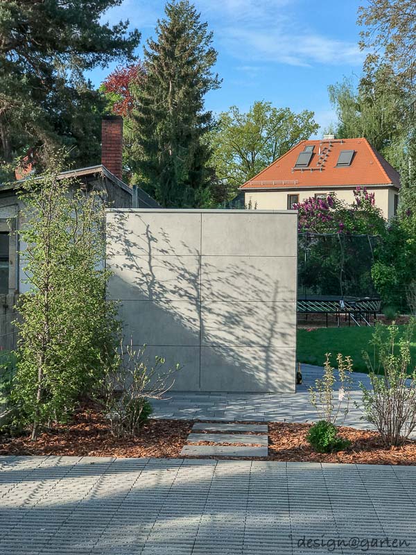Modern accents in exposed concrete look: the Cube garden shed