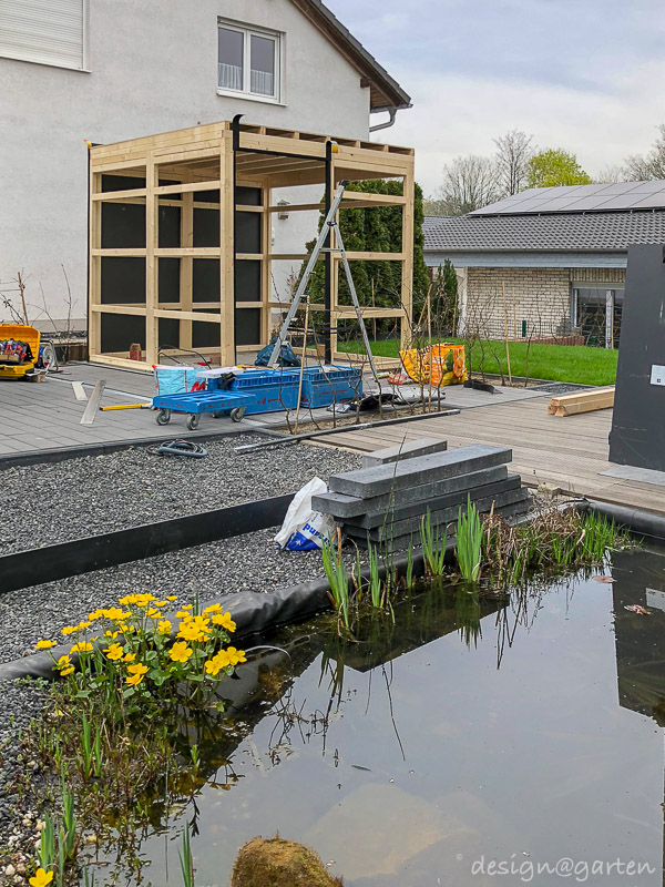 Symmetry in the driveway: the angular garden shed with a flat roof