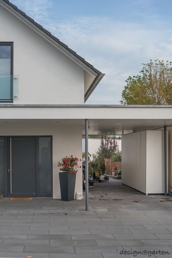 Maximum space saving: the XXL equipment cabinet as a smart carport extension