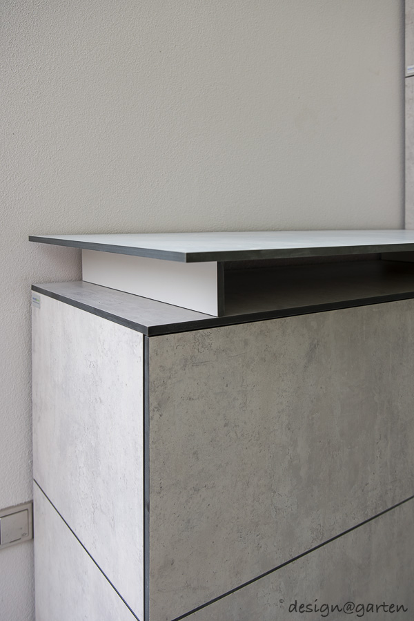 Storage space aesthetics in exposed concrete: weatherproof garden cabinets as a design element