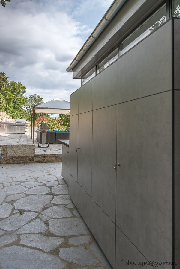 Storage space aesthetics in exposed concrete: weatherproof garden cabinets as a design element