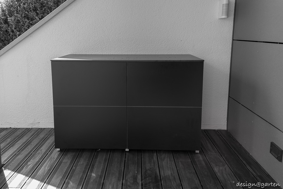 Elegante Stauraum-Symmetrie: Kleiner Balkonschrank wetterfest und stilsichererg [Übersetzung ausstehend]