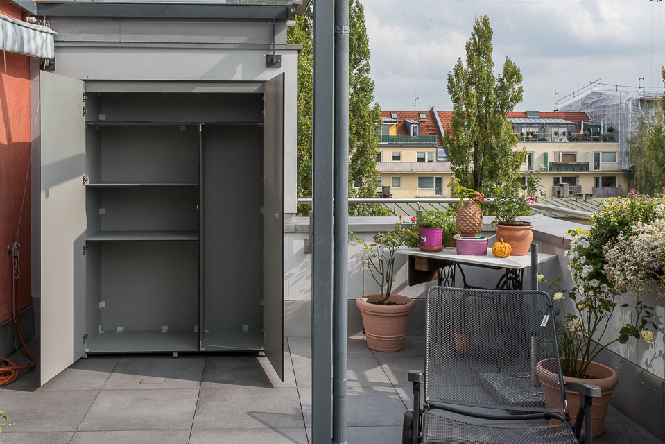 Structure and order in outdoor areas: the patio cabinet with broom compartment