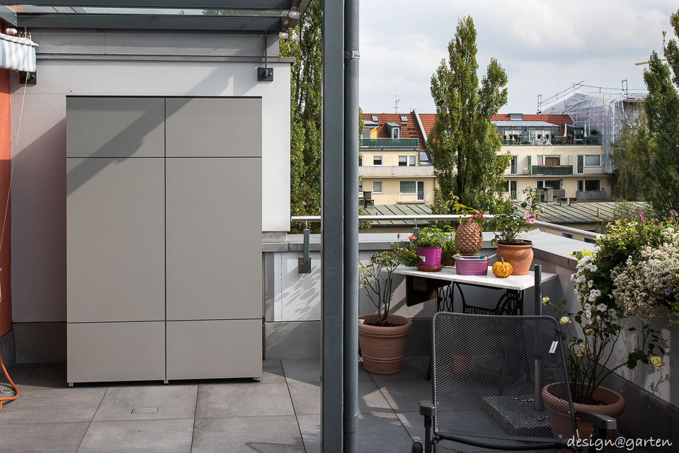 Structure and order in outdoor areas: the patio cabinet with broom compartment