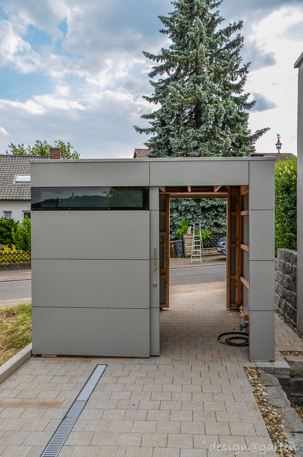Smart connection: HPL garden shed as a passageway
