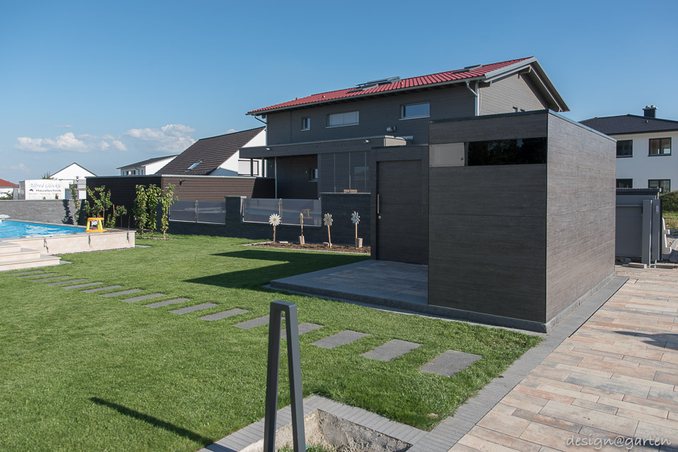 Multifunctional privacy screen: Modern corner garden shed