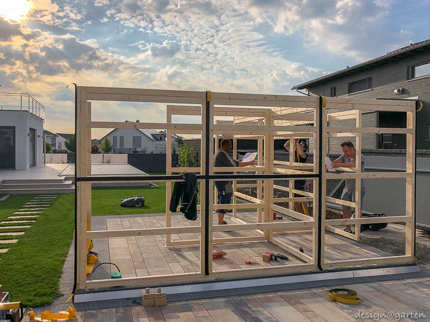 Multifunctional privacy screen: Modern corner garden shed