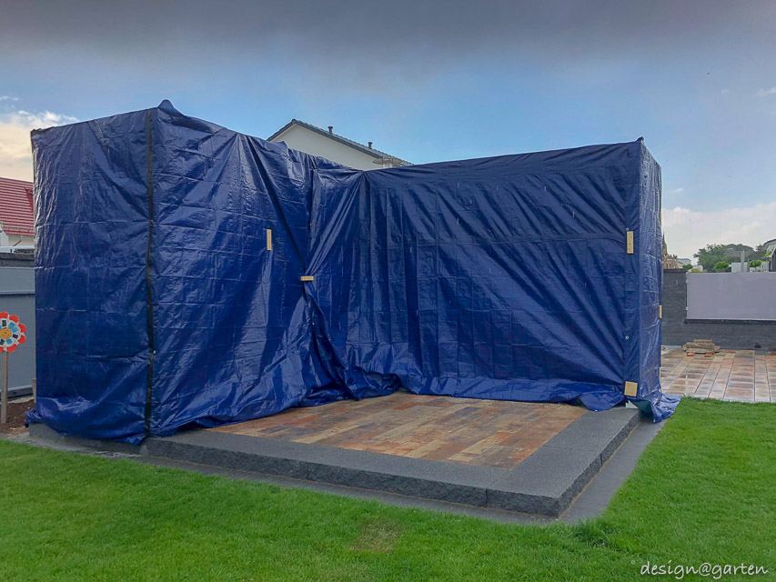 Multifunctional privacy screen: Modern corner garden shed