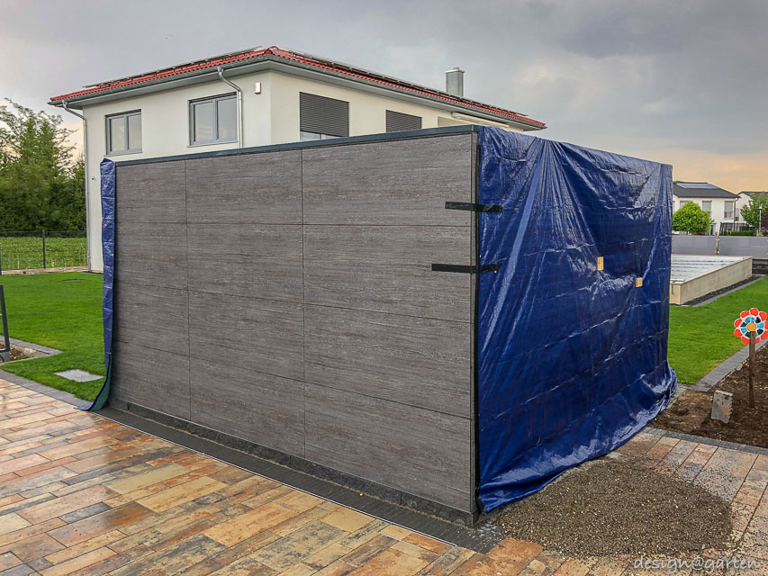 Multifunctional privacy screen: Modern corner garden shed