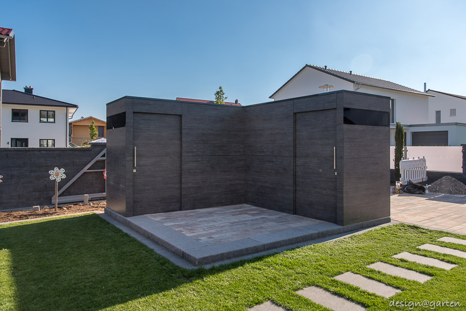 Multifunctional privacy screen: Modern corner garden shed