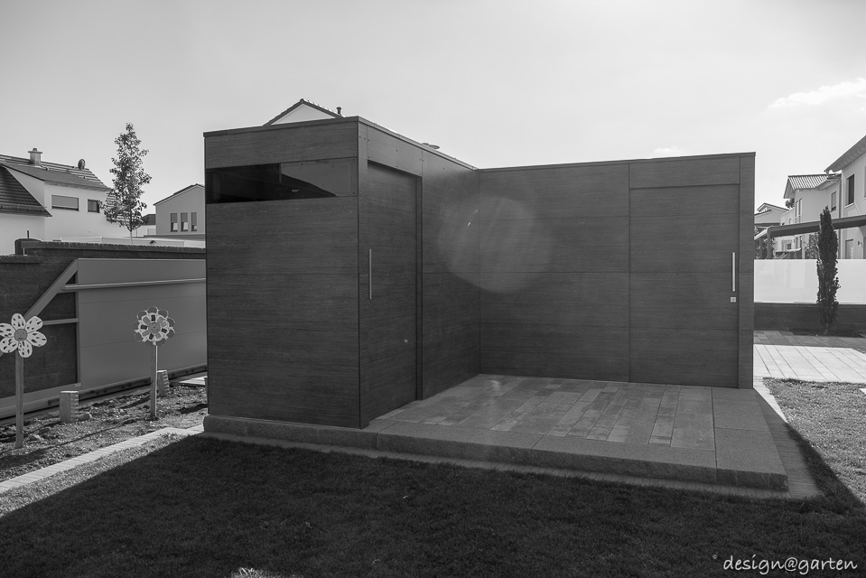 Multifunctional privacy screen: Modern corner garden shed