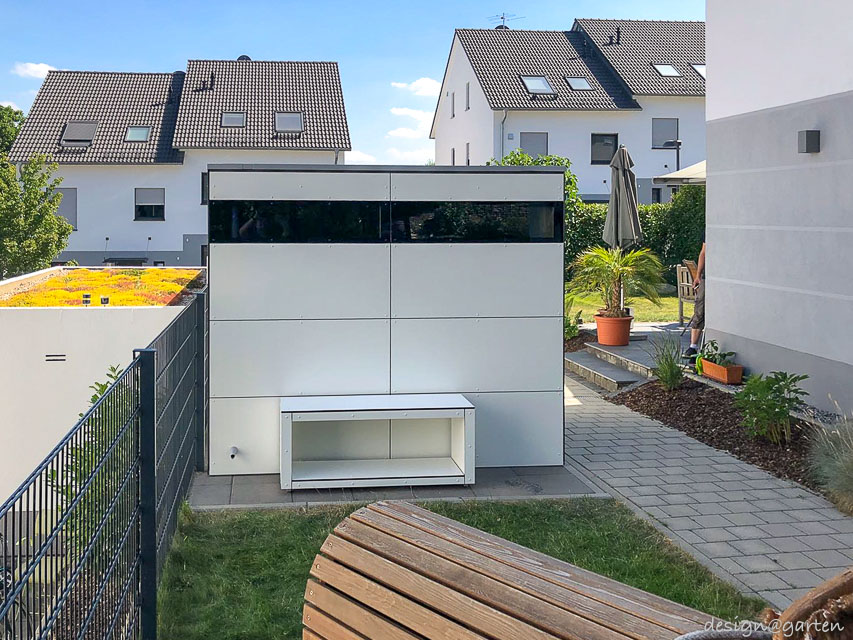 Aesthetic calling card: flat-roofed garden shed in the front garden