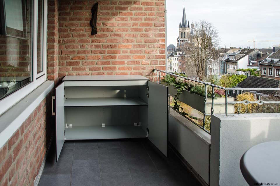 Tidiness in a small space: the ideal small cupboard for the balcony