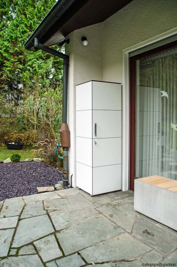 Vertical space saver: the compact garden tool cabinet for the patio