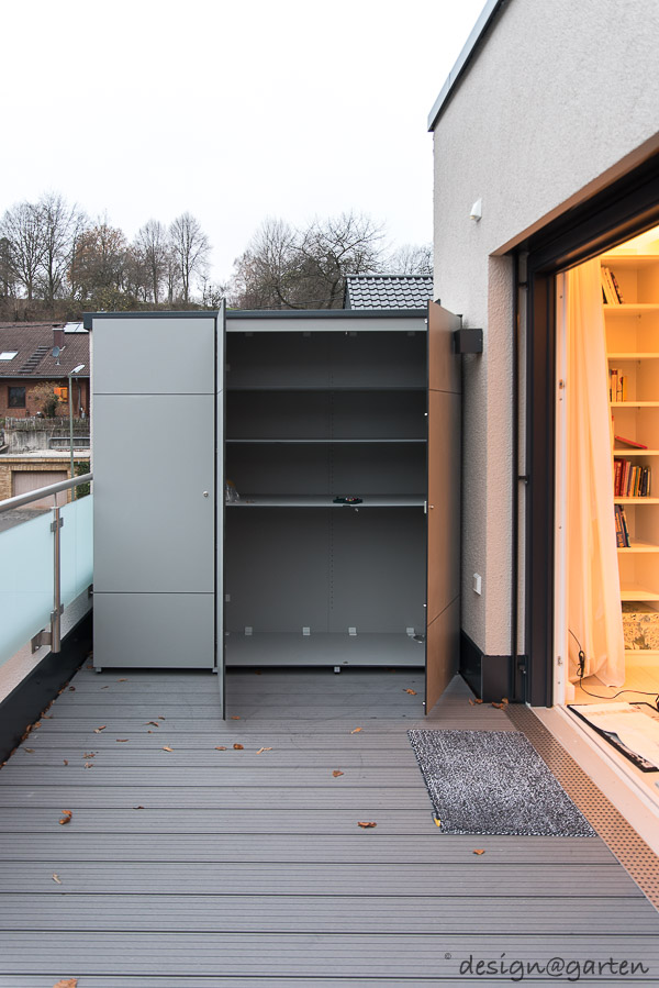 Practical storage solution in Freudenberg: XXL balcony cabinet for cushions