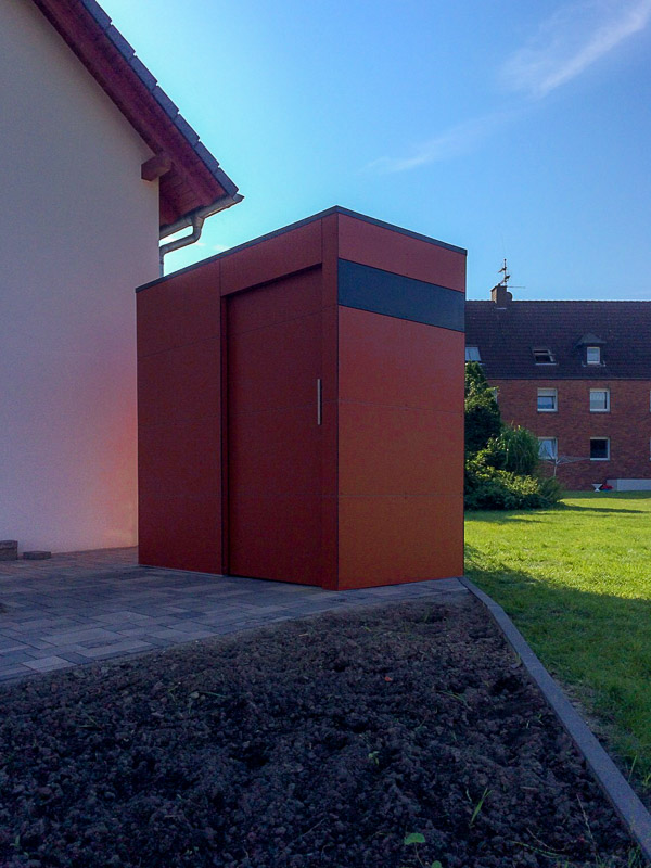 Customised design in Castrop-Rauxel: Designer tool shed for sloping property boundaries