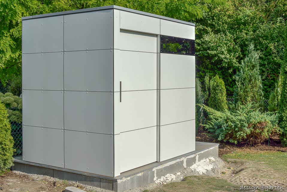Functional solution in Dingolfing: Square tool shed with flat roof