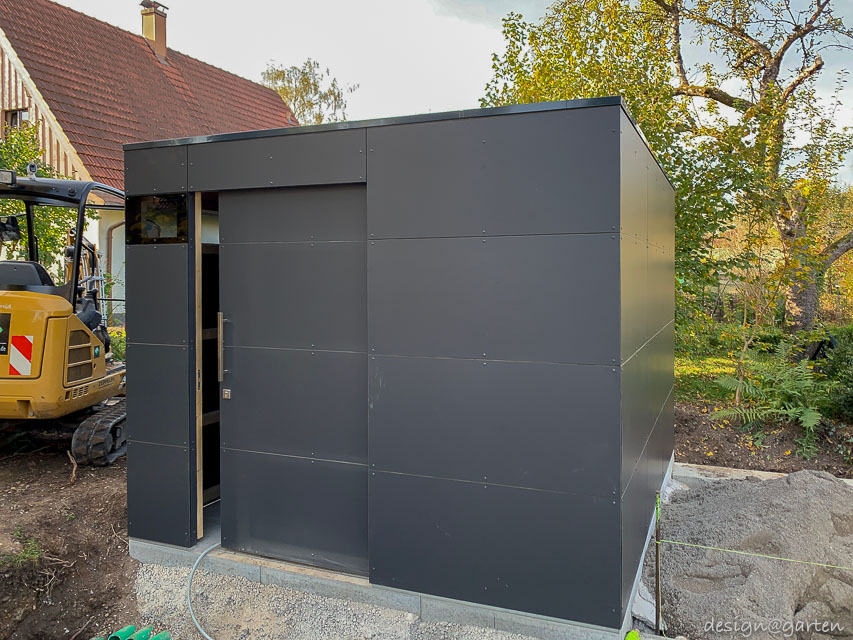 Modern pool house with flat roof as the technical centrepiece in Landsberg am Lech