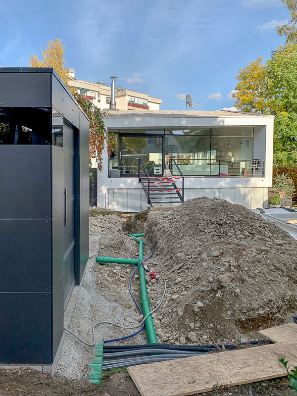 Modern pool house with flat roof as the technical centrepiece in Landsberg am Lech