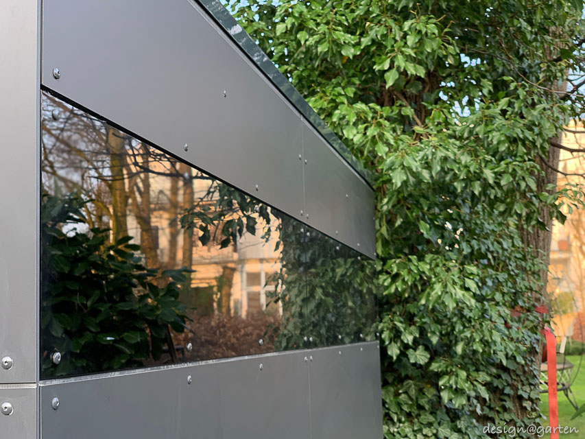 Architectural highlights in London: Square garden shed with flat roof for the most discerning tastes