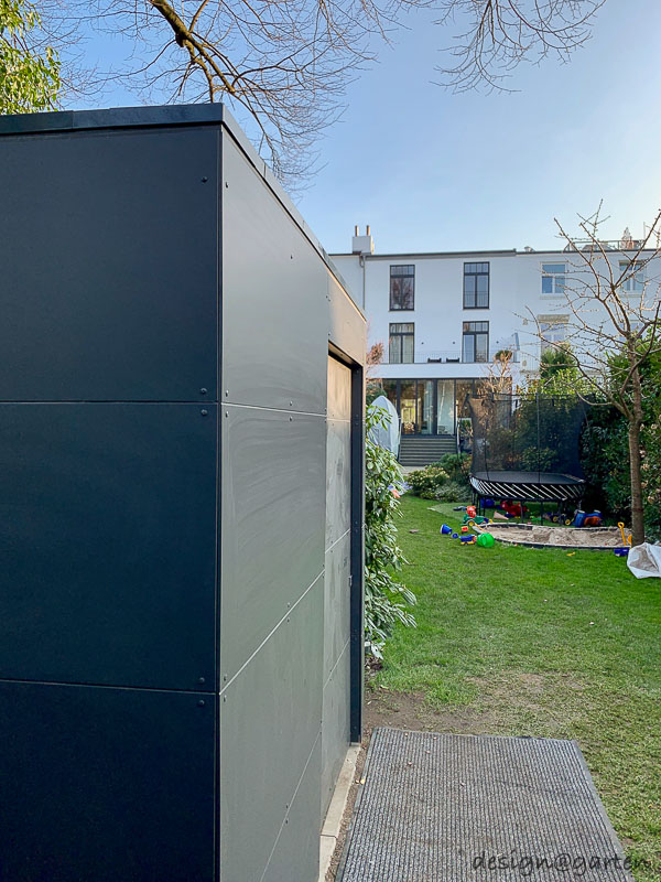 Architectural highlights in London: Square garden shed with flat roof for the most discerning tastes