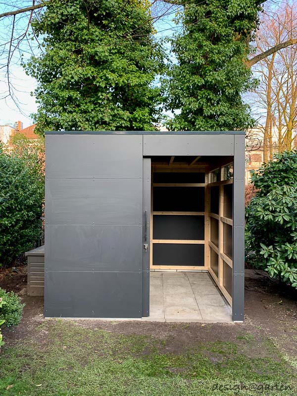 Architectural highlights in London: Square garden shed with flat roof for the most discerning tastes