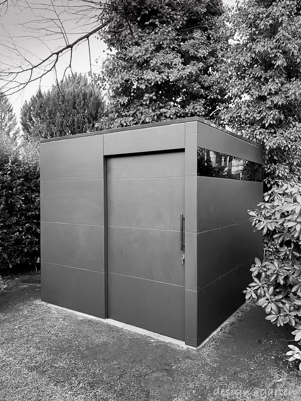 Architectural highlights in London: Square garden shed with flat roof for the most discerning tastes