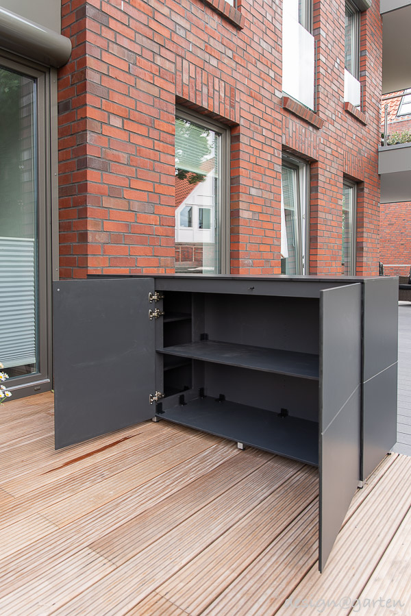 Storage space miracle by the water: functional accent for North German terraces