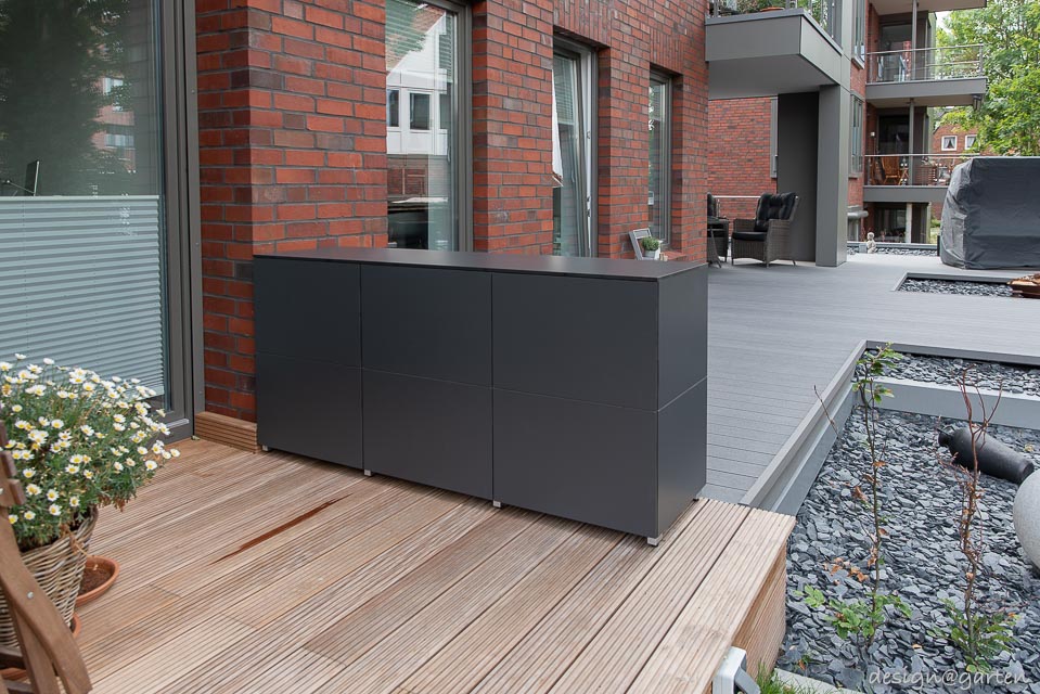 Storage space miracle by the water: functional accent for North German terraces