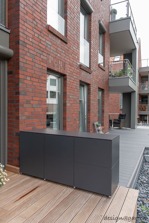 Storage space miracle by the water: functional accent for North German terraces