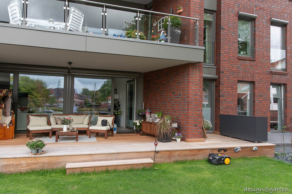 Storage space miracle by the water: functional accent for North German terraces