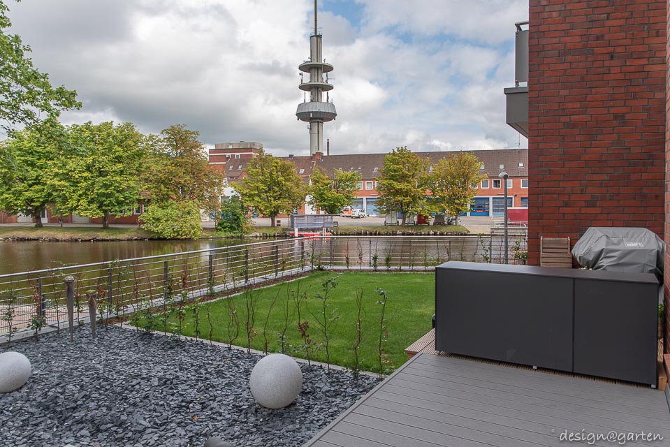 Storage space miracle by the water: functional accent for North German terraces