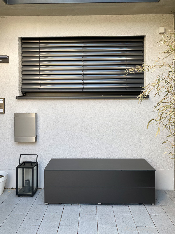 Garden box with seating function as a stylish solution for the entrance area