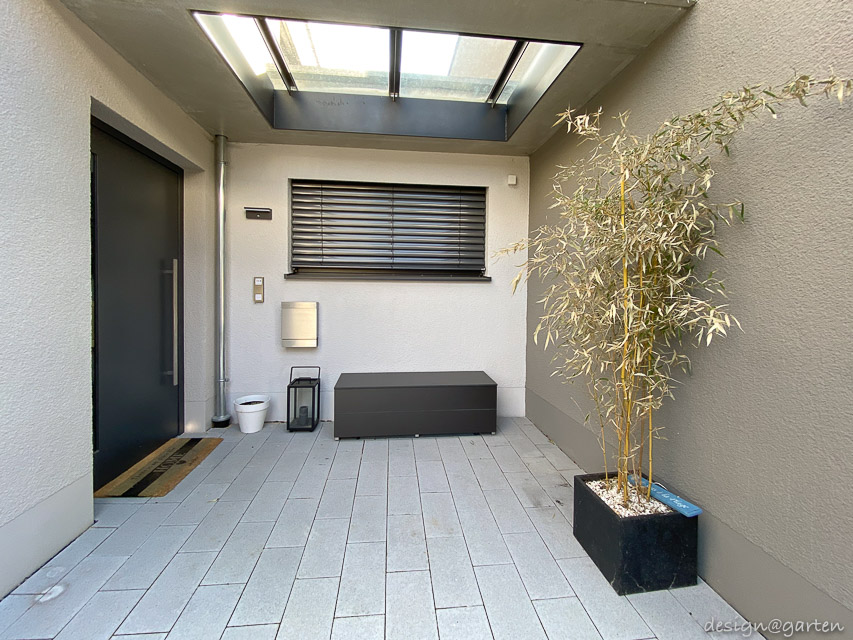 Garden box with seating function as a stylish solution for the entrance area