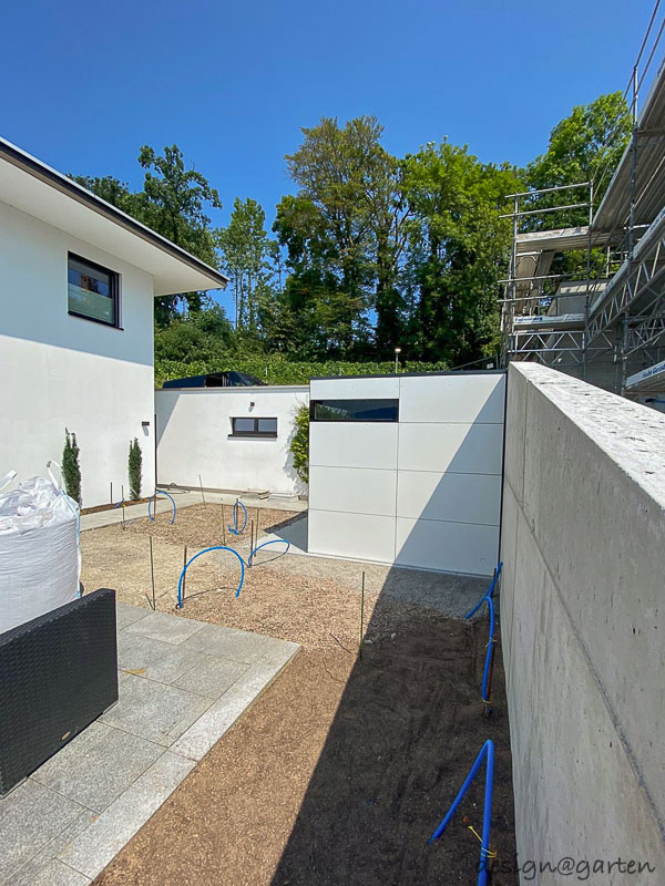 Cubist garden shed with flat roof as a double solution on Lake Zurich