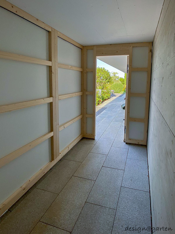 Cubist garden shed with flat roof as a double solution on Lake Zurich