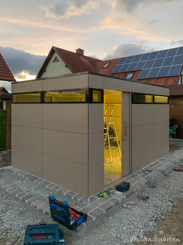 Designer garden shed with flat roof as a spacious space miracle