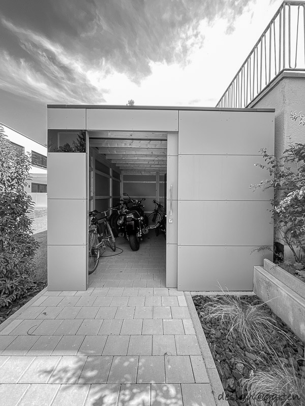 Minimalist garden shed with flat roof – architecture meets storage space