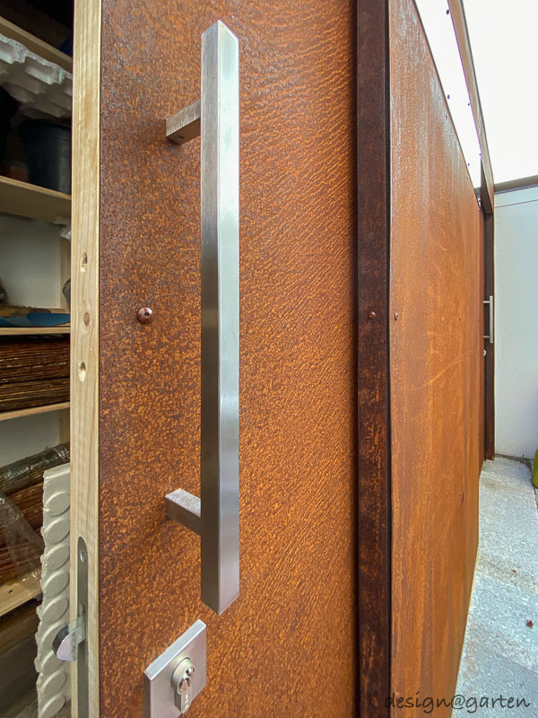 Cube garden shed in Corten steel – Custom-made design object for the garden