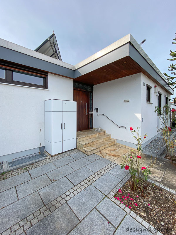 Weatherproof outdoor equipment cabinet as a customised solution for the front garden