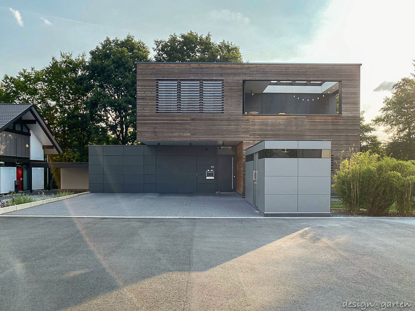 Architect-designed garden shed with flat roof as a modern storage solution in the Frankfurt area